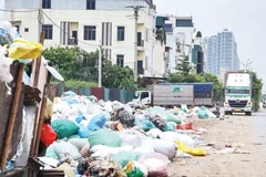 Rác thải đổ bừa bãi tại xã La Phù, huyện Hoài Đức.