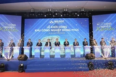 Đại diện lãnh đạo tỉnh Bắc Ninh và Chủ đầu tư bấm nút khởi công xây dựng Khu công nghiệp Đồng Phúc.