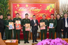 Đồng chí Lê Quốc Minh, Tổng Biên tập Báo Nhân Dân (giữa) cùng Đoàn công tác Báo Nhân Dân tặng ấn phẩm Báo Nhân Dân Tết 2026 đến Sư đoàn 325.