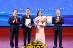 Trao thưởng cho các tác giả đạt giải Nhất Cuộc thi Khởi nghiệp đổi mới sáng tạo tỉnh Bắc Ninh năm 2025.