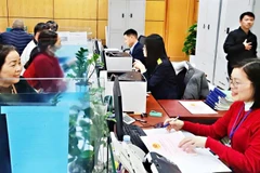 Cán bộ Chi nhánh Văn phòng đăng ký đất đai Bắc Ninh thực hiện đăng ký biến động về đất đai cho công dân. (Ảnh: Tuấn Dương)