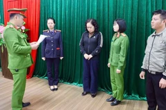 Cơ quan Cảnh sát điều tra đọc Lệnh bắt bị can để tạm giam với Nguyễn Thị Hoa (áo đen ở giữa).