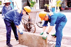 Công nhân lao động của Công ty TNHH MTV Thoát nước Hải Phòng luôn nỗ lực vì thành phố xanh, sạch, đẹp.