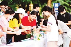 Trải nghiệm “Cùng con đồng hành - vững bước trung học phổ thông” ở Trường trung học phổ thông Cẩm Giàng.