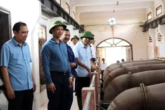 Đồng chí Vương Quốc Tuấn, Chủ tịch Ủy ban nhân dân tỉnh (thứ 2, trái sang) kiểm tra công tác phòng chống bão số 3 tại trạm bơm Quang Biều. (Ảnh; Hoài Thu)
