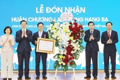 Ông Choi Joo Ho, nguyên Tổng Giám đốc Samsung Việt Nam nhận Huân chương Lao động hạng Ba.