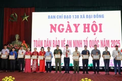 Trao quà cho các cá nhân có thành tích xuất sắc tại ngày hội.