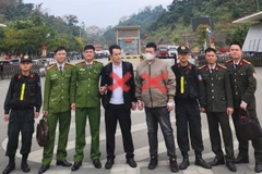 Công an tỉnh Bắc Ninh đưa 2 đối tượng truy nã quốc tế (đánh dấu X) đến cửa khẩu quốc tế Hữu Nghị, Lạng Sơn để bàn giao cho các cơ quan chức năng phía Trung Quốc.