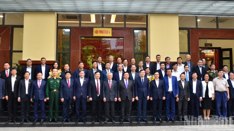 Các đại biểu chụp ảnh lưu niệm. (Ảnh: PHẠM CƯỜNG)