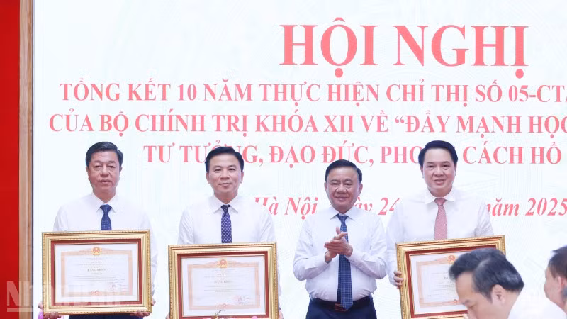 Đồng chí Trần Cẩm Tú trao Bằng khen của Thủ tướng Chính phủ, năm 2025, tặng Đảng bộ Cơ quan Ban Tổ chức Trung ương và 2 đồng chí: Vũ Trọng Lâm, Bí thư Đảng ủy, Giám đốc, Tổng Biên tập Nhà xuất bản Chính trị quốc gia Sự thật; Lê Quang Vinh, Vụ trưởng Vụ Cán bộ, Ban Tổ chức Trung ương. (Ảnh: PHẠM CƯỜNG)