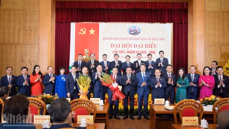 Đồng chí Trần Cẩm Tú và đồng chí Nguyễn Trọng Nghĩa chúc mừng Ban Chấp hành Đảng bộ cơ quan Ban Tuyên giáo và Dân vận Trung ương nhiệm kỳ 2025-2030. (Ảnh: SƠN TÙNG)