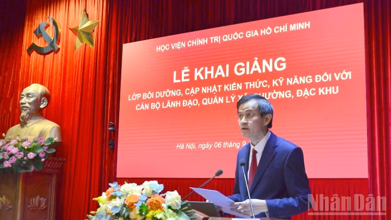 Đồng chí Đoàn Minh Huấn, Ủy viên Ban Chấp hành Trung ương Đảng, Phó Giám đốc Thường trực Học viện Chính trị quốc gia Hồ Chí Minh phát biểu khai giảng. (Ảnh: PHẠM CƯỜNG)