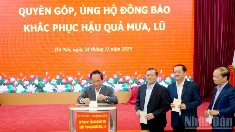 Đồng chí Trịnh Văn Quyết, Bí thư Trung ương Đảng, Trưởng ban Tuyên giáo và Dân vận Trung ương quyên góp, ủng hộ đồng bào khắc phục hậu quả mưa, lũ. (Ảnh: PHẠM CƯỜNG)