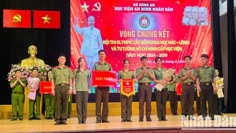 Thượng tá Nguyễn Hồng Thái, Phó Giám đốc Học viện An ninh trao giải nhất hội thi cho đội Chuyên khoa 2.(Ảnh: PHẠM CƯỜNG)