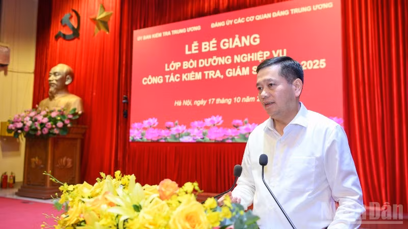 Đồng chí Nguyễn Long Hải, Ủy viên dự khuyết Trung ương Đảng, Phó Bí thư Thường trực Đảng ủy các cơ quan Đảng Trung ương, phát biểu bế giảng lớp bồi dưỡng. (Ảnh: THẾ ĐẠI)