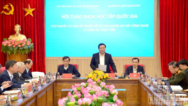 Đồng chí Nguyễn Xuân Thắng, Ủy viên Bộ Chính trị, Giám đốc Học viện Chính trị quốc gia Hồ Chí Minh, Chủ tịch Hội đồng Lý luận Trung ương phát biểu tại Hội thảo. (Ảnh: PHẠM CƯỜNG)