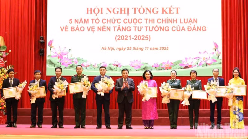 Đồng chí Nguyễn Xuân Thắng, Ủy viên Bộ Chính trị, Giám đốc Học viện Chính trị quốc gia Hồ Chí Minh, Chủ tịch Hội đồng Lý luận Trung ương, Phó Trưởng ban Chỉ đạo 35 Trung ương, Trưởng Ban Chỉ đạo cuộc thi trao Bằng khen tặng các tập thể có nhiều thành tích xuất sắc trong tổ chức Cuộc thi chính luận về bảo vệ nền tảng tư tưởng của Đảng. (Ảnh: PHẠM CƯỜNG)