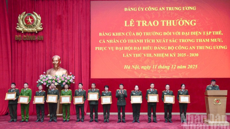 Đại tướng Lương Tam Quang, Ủy viên Bộ Chính trị, Bí thư Đảng ủy Công an Trung ương, Bộ trưởng Công an trao Bằng khen tặng các tập thể, có thành tích xuất sắc trong tham mưu, phục vụ Đại hội đại biểu Đảng bộ Công an Trung ương lần thứ VIII, nhiệm kỳ 2025-2030. (Ảnh: PHẠM CƯỜNG)
