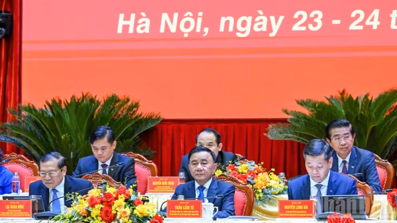 Đồng chí Trần Cẩm Tú, Ủy viên Bộ Chính trị, Thường trực Ban Bí thư, Bí thư Đảng ủy các cơ quan Đảng Trung ương cùng các đồng chí Đoàn Chủ tịch điều hành Đại hội. (Ảnh: DUY LINH)