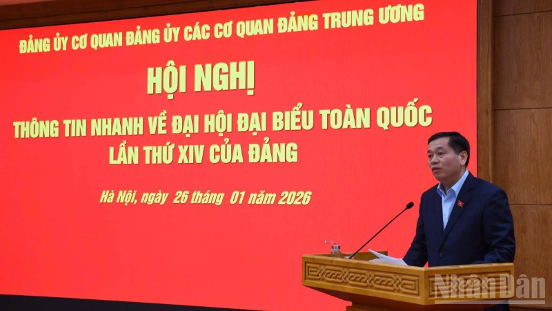 Đồng chí Nguyễn Long Hải, Ủy viên Trung ương Đảng, Phó Bí thư Thường trực Đảng ủy các cơ quan Đảng Trung ương thông tin nhanh kết quả Đại hội XIV của Đảng tại hội nghị. (Ảnh: HỒNG VÂN)