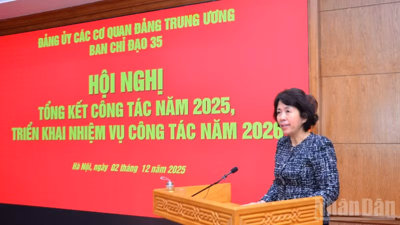 Đồng chí Nguyễn Thị Hoàng Vân, Phó Bí thư Đảng ủy, Trưởng ban Chỉ đạo 35 Đảng ủy các cơ quan Đảng Trung ương phát biểu tại hội nghị. (Ảnh: PHẠM CƯỜNG)