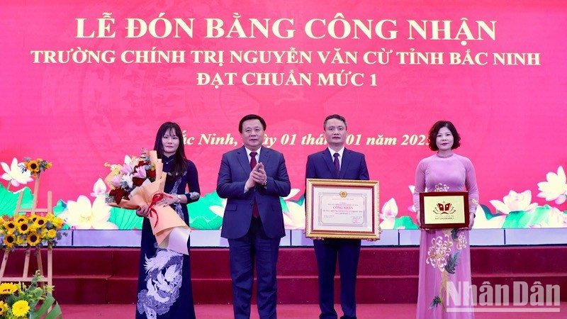 Đồng chí Nguyễn Xuân Thắng, Ủy viên Bộ Chính trị, Giám đốc Học viện Chính trị quốc gia Hồ Chí Minh, Chủ tịch Hội đồng Lý luận Trung ương trao Bằng công nhận và chúc mừng Trường Chính trị Nguyễn Văn Cừ tỉnh Bắc Ninh đạt chuẩn mức 1. (Ảnh: AN TRÂN)