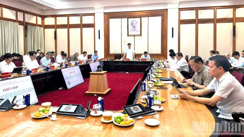 Đồng chí Nguyễn Duy Ngọc, Ủy viên Bộ Chính trị, Bí thư Trung ương Đảng, Chủ nhiệm Ủy ban Kiểm tra Trung ương, Phó Trưởng Ban Chỉ đạo và đồng chí Nguyễn Chí Dũng, Ủy viên Trung ương Đảng, Phó Thủ tướng Chính phủ, Ủy viên Ban Chỉ đạo chủ trì cuộc họp với Thường trực Tổ Giúp việc và các cơ quan, đơn vị liên quan. (Ảnh: THU HÀ/dangcongsan) 