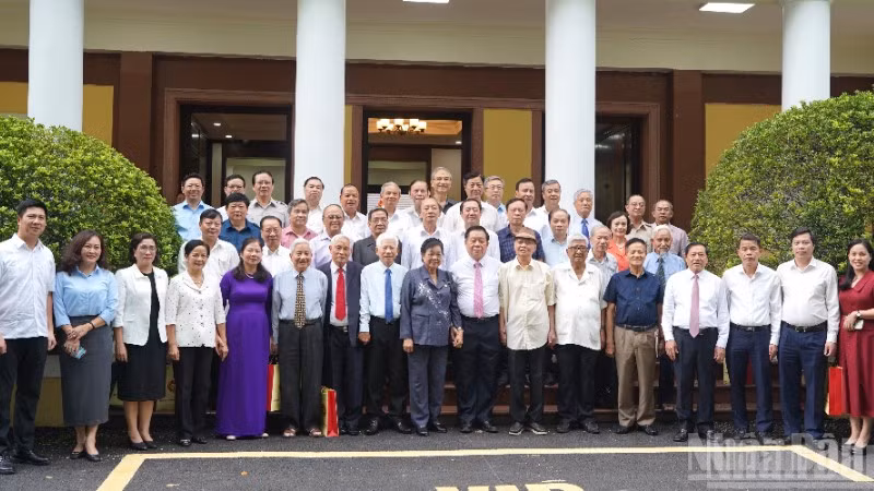 Các đại biểu dự buổi gặp mặt.