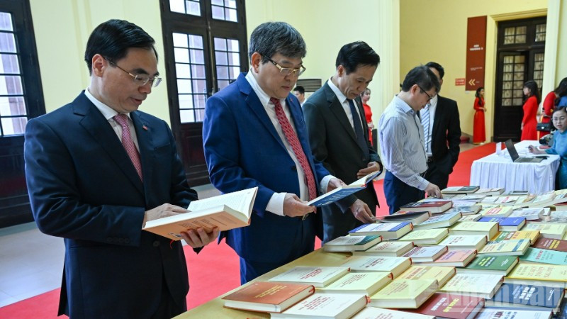 Các đại biểu tham quan khu trưng bày sách tại Đại hội đại biểu Đảng bộ các cơ quan Đảng Trung ương lần thứ I, nhiệm kỳ 2025-2030. (Ảnh: DUY LINH)
