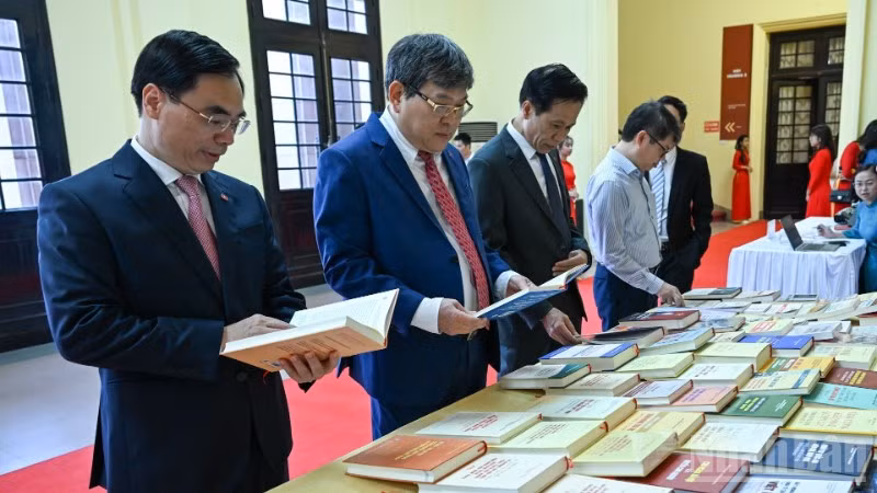 Các đại biểu tham quan khu trưng bày sách tại Đại hội đại biểu Đảng bộ các cơ quan Đảng Trung ương lần thứ I, nhiệm kỳ 2025-2030. (Ảnh: DUY LINH)