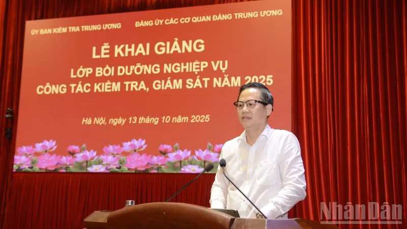  Đồng chí Đoàn Anh Dũng, Phó Chủ nhiệm Uỷ ban Kiểm tra Trung ương phát biểu tại Lễ khai giảng.