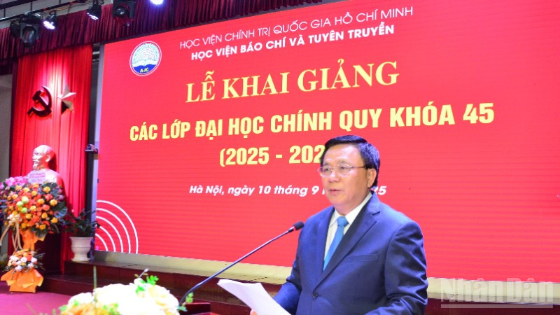 Đồng chí Nguyễn Xuân Thắng, Ủy viên Bộ Chính trị, Giám đốc Học viện Chính trị quốc gia Hồ Chí Minh, Chủ tịch Hội đồng Lý luận Trung ương phát biểu tại Lễ khai giảng. (Ảnh: PHẠM CƯỜNG)