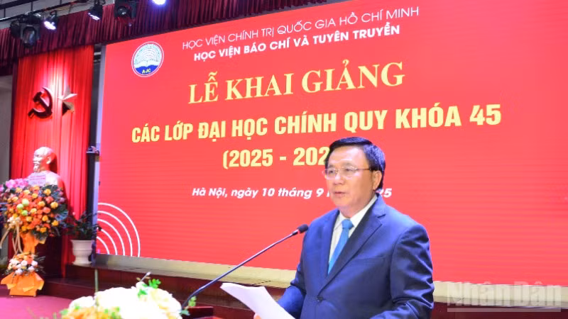 Đồng chí Nguyễn Xuân Thắng, Ủy viên Bộ Chính trị, Giám đốc Học viện Chính trị quốc gia Hồ Chí Minh, Chủ tịch Hội đồng Lý luận Trung ương phát biểu tại Lễ khai giảng. (Ảnh: PHẠM CƯỜNG)