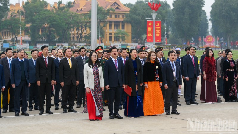 Đoàn đại biểu Bí thư chi bộ xuất sắc trong toàn Đảng năm 2026 báo công dâng Bác. (Ảnh: THẾ ĐẠI)