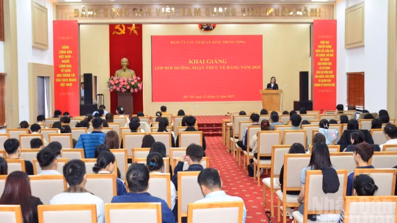 Quang cảnh buổi khai giảng. (Ảnh: PHẠM CƯỜNG)