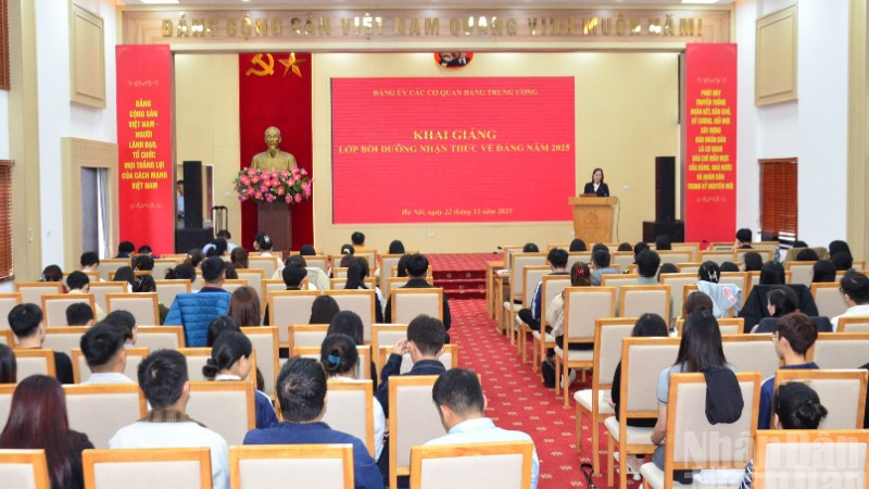 Quang cảnh buổi khai giảng. (Ảnh: PHẠM CƯỜNG)