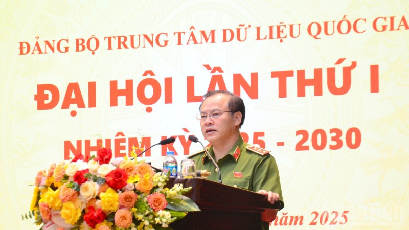 Thượng tướng Nguyễn Văn Long, Ủy viên Ban Thường vụ Đảng ủy Công an Trung ương, Thứ trưởng Công an phát biểu chỉ đạo Đại hội. (Ảnh: PHẠM CƯỜNG)