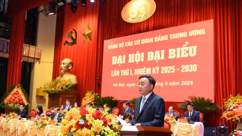 Đồng chí Trần Cẩm Tú, Ủy viên Bộ Chính trị, Thường trực Ban Bí thư, Bí thư Đảng ủy các cơ quan Đảng Trung ương phát biểu bế mạc Đại hội. (Ảnh: THẾ ĐẠI)