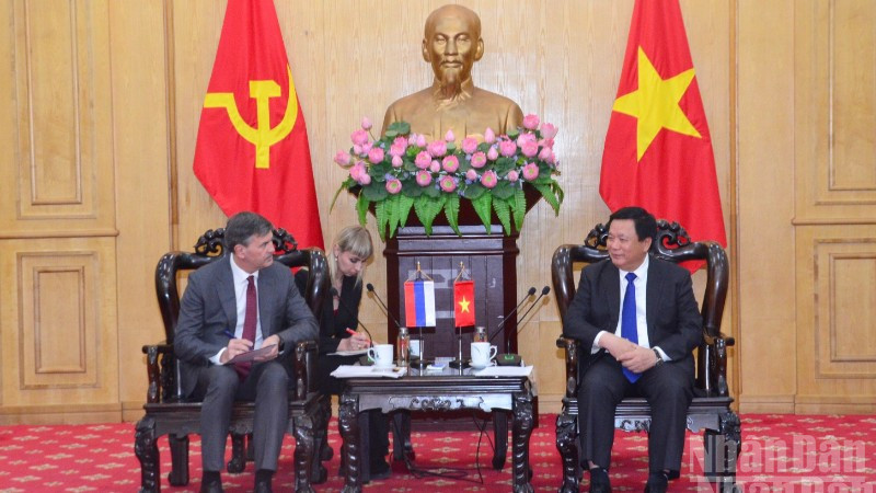 Đồng chí Nguyễn Xuân Thắng, Ủy viên Bộ Chính trị, Giám đốc Học viện Chính trị quốc gia Hồ Chí Minh, Chủ tịch Hội đồng Lý luận Trung ương tiếp và làm việc với ông Alexey Komissarov, Giám đốc Học viện Hành chính công và Kinh tế quốc dân trực thuộc Tổng thống Liên bang Nga (Ranepa). (Ảnh: PHẠM CƯỜNG)