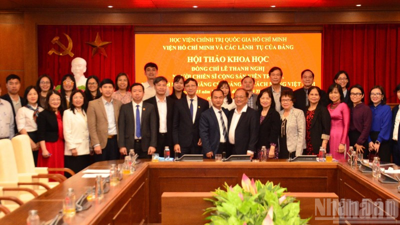 Các đại biểu chụp ảnh lưu niệm tại hội thảo. (Ảnh: PHẠM CƯỜNG)