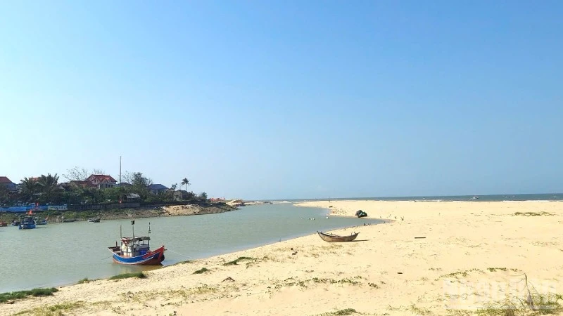 Ngư dân Nhân Trạch bế tắc vì cửa lạch sông Dinh bồi lắng, tàu thuyền không thể ra khơi