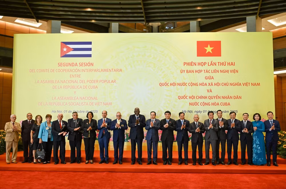 Chủ tịch Quốc hội Việt Nam Trần Thanh Mẫn và Chủ tịch Quốc hội Cuba Esteban Lazo Hernandez với đại biểu hai nước dự phiên họp. (Ảnh DUY LINH)