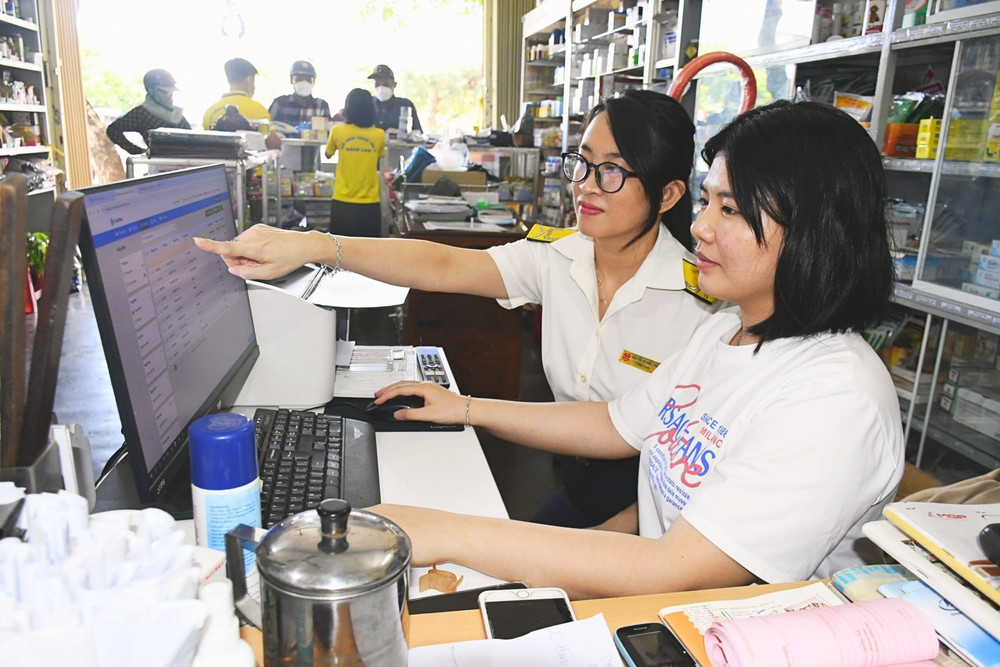 Cán bộ Cục Thuế Khu vực I trực tiếp đến từng hộ kinh doanh để hướng dẫn sử dụng hoá đơn điện tử khởi tạo từ máy tính tiền. Nguồn: Cục Thuế Khu vực I ho-tro-1.jpg