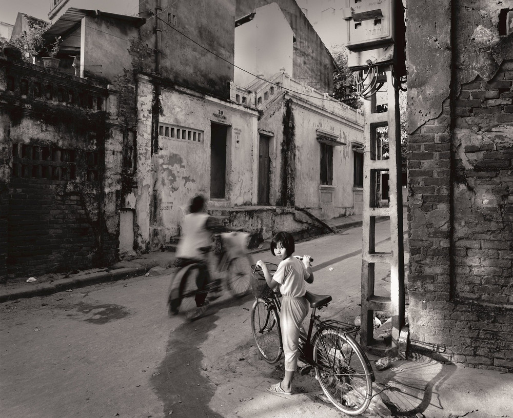 Buổi chiều qua ngõ Trúc Bạch, năm 2001. Ảnh: Hoài Linh (một bức ảnh được chọn in trong sách Hà Nội ơi) buoi-chieu-qua-ngo-truc-bach-2001-hoai-linh.jpg