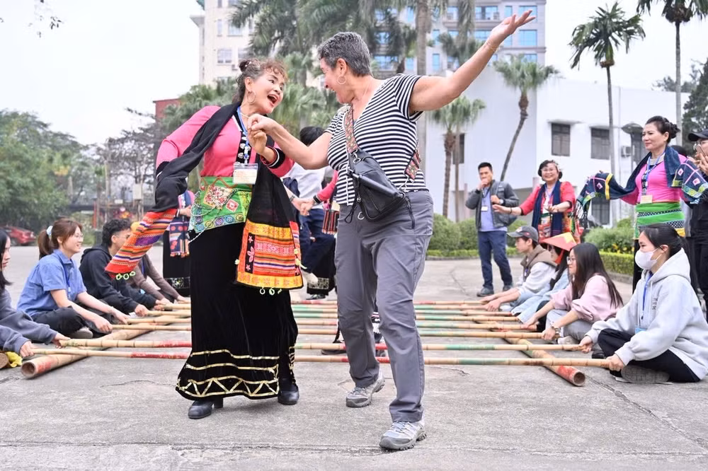 Du khách quốc tế trải nghiệm múa sạp tại Bảo tàng Dân tộc học Việt Nam, tháng 2/2026. (Nguồn VME)