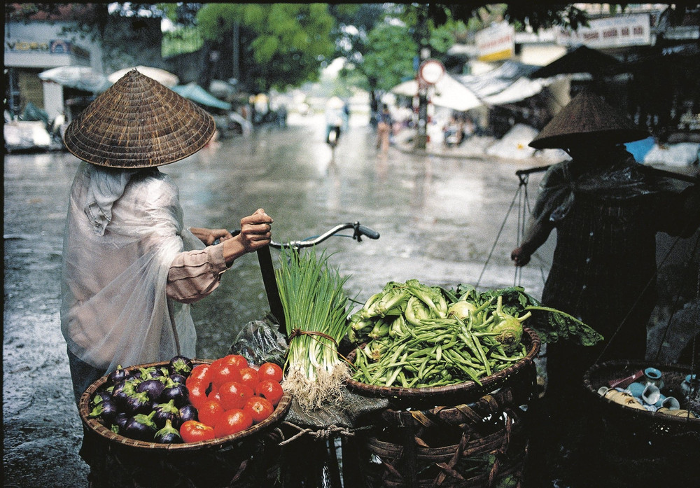 Mưa tháng Sáu, phố Lò Sũ, năm 2003. Ảnh: Nicolas Cornet mua-thang-sau-pho-lo-su-2003-nicolas-cornet.jpg