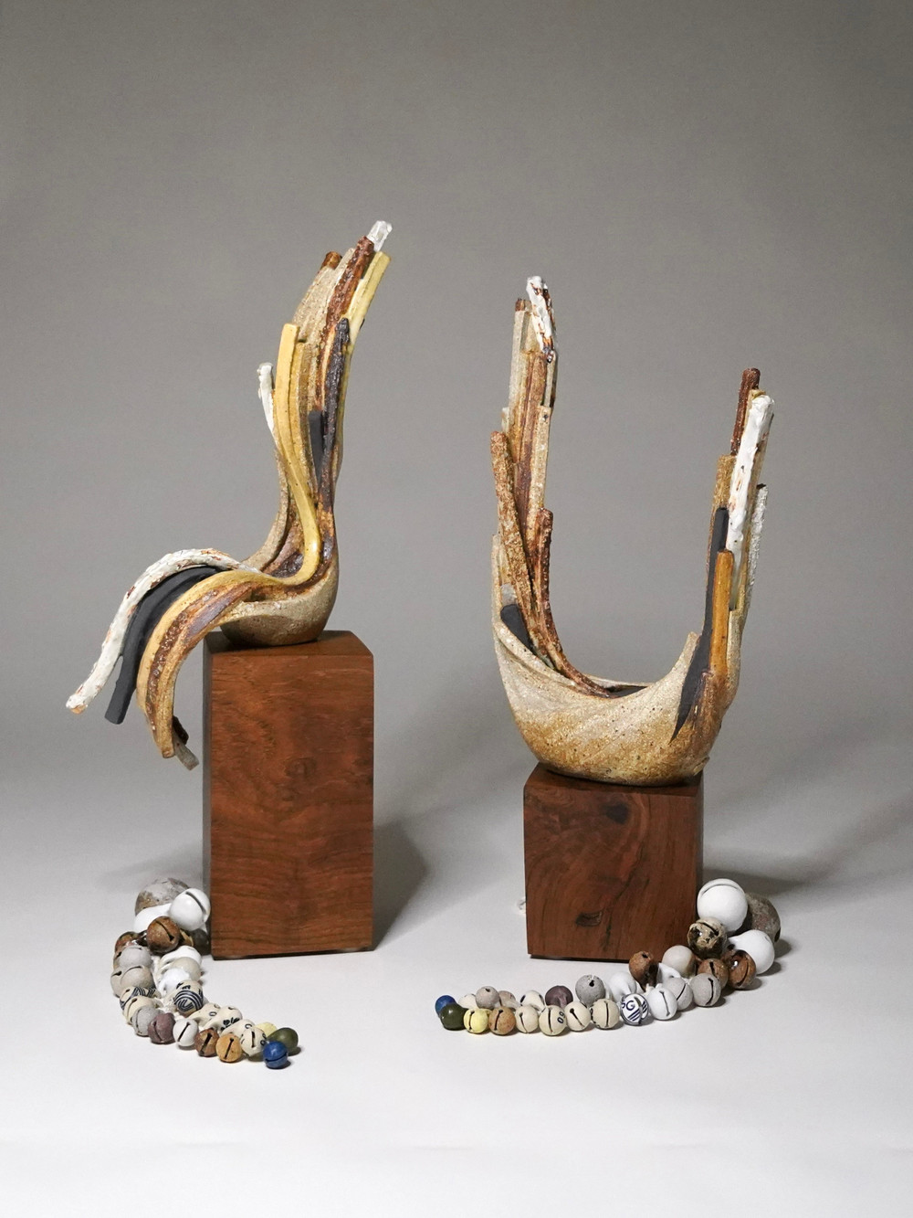 Hiroko Mita (Singapore), Chuỗi đường nét: Ombra Mai Fu 1, 2, gốm và gỗ tếch. hiroko-mita-line-series-ombra-mai-fu-i-2025-ceramic-bells.jpg