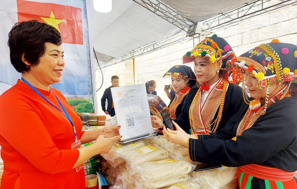 Chỉ cần có điện thoại di động, mọi giao dịch mua bán, thanh toán, quản lý tài chính cá nhân… của người dân đều có thể thực hiện một cách nhanh chóng. Nguồn: BBG