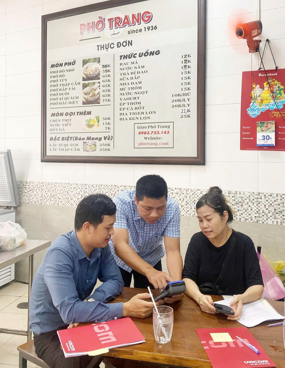Nhiều đơn vị tư vấn thuế, cung cấp các giải pháp phần mềm đang hỗ trợ các chủ hộ kinh doanh khai thuế điện tử. Nguồn: VACOM