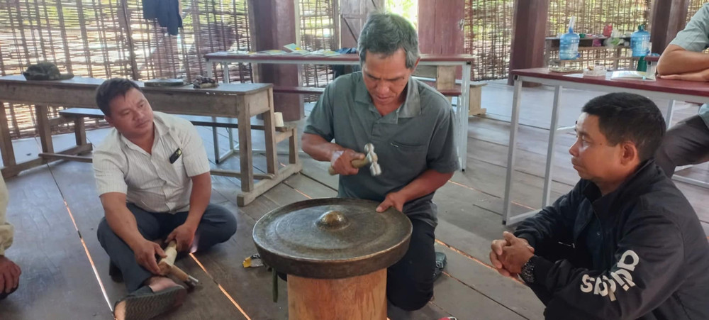 Các nghệ nhân học thực hành chỉnh âm cồng chiêng theo phương pháp của nhà nghiên cứu Bùi Trọng Hiền.